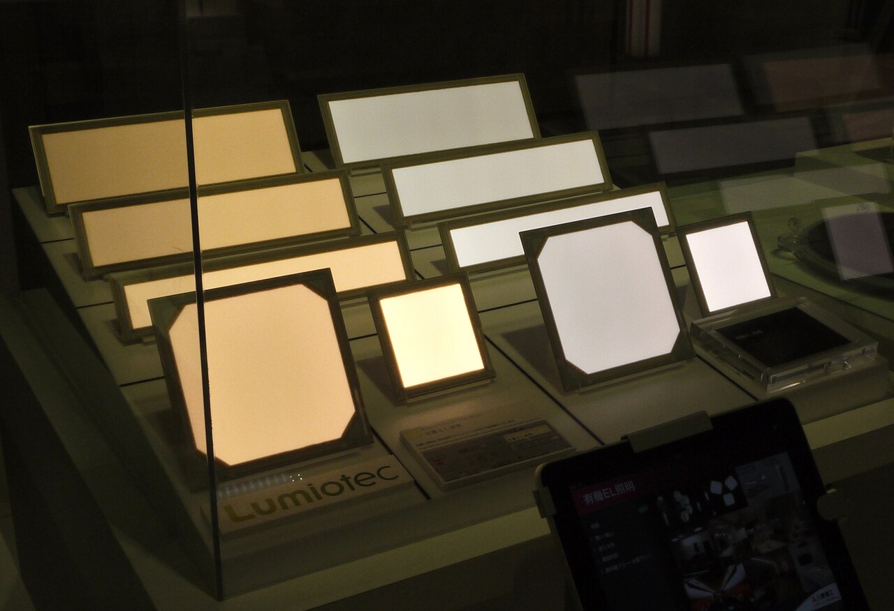 Una pantalla OLED moderna: subpíxeles RGB que emiten luz directamente, sin discos giratorios ni filtros mecánicos